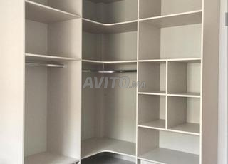 nombreuses étagères ouvertes