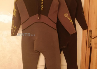 Deux combinaisons de surf