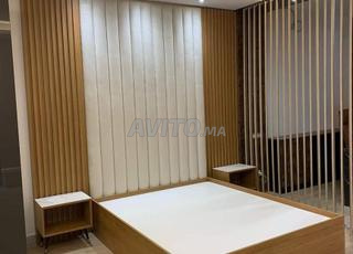 lit moderne avec chevet intégré