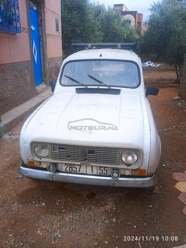 سيارة r4 