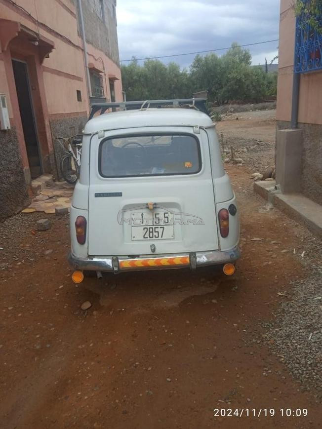 سيارة r4 