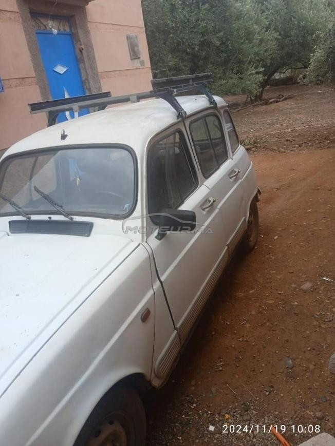 سيارة r4 