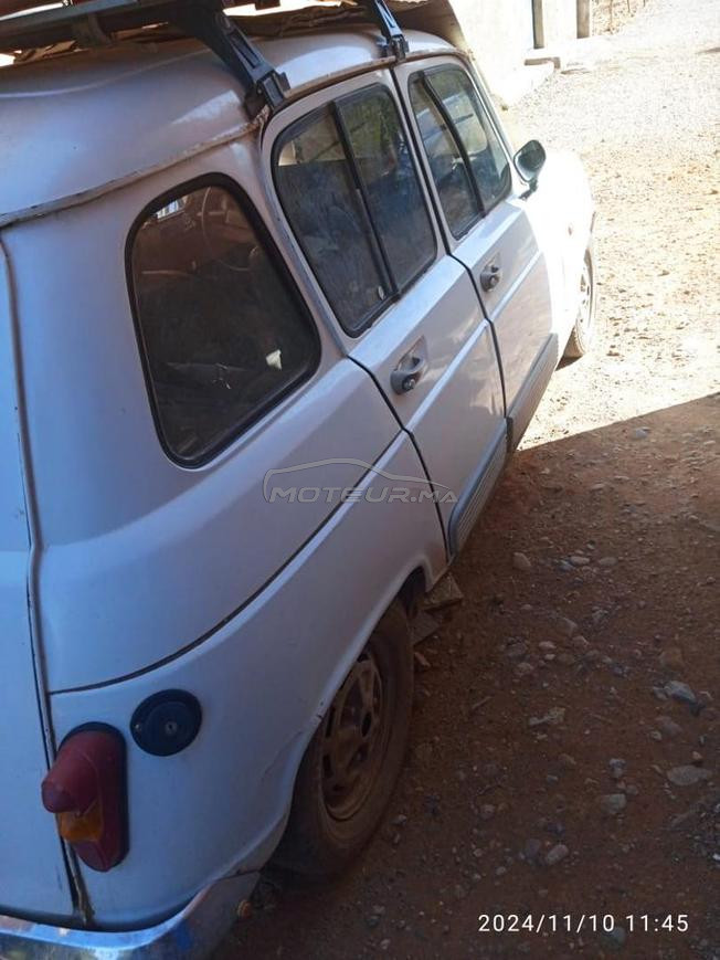 سيارة r4 