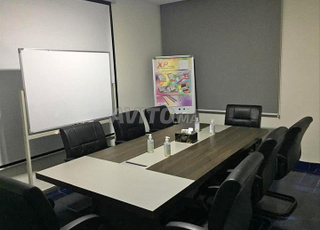 table de réunion en bois avec chaise