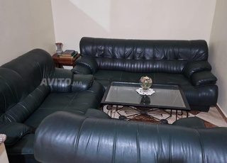 fauteuil et une table 