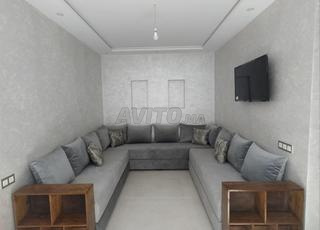 canapé complété avec coussins décoratifs gris 