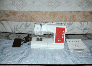 ماكينة الخياطة و منفاخ ورق كهربائي ومكنسة كهربائية 