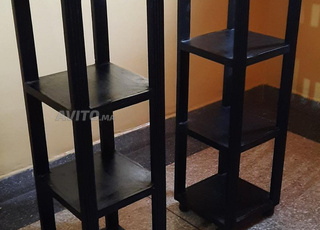 Deux étagères de rangement en bois. 