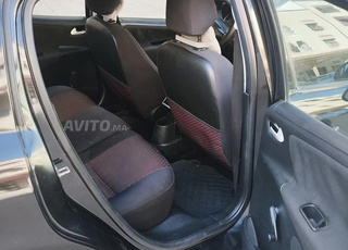 سيارة موديل 2011 ديزل اقتصادية في حالة ممتازة