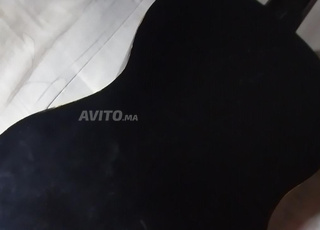 un guitare à vendre 