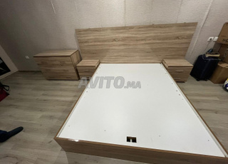 lit avec tables de nuit et coiffeuse