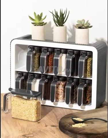 طقم وعاء توابل مكون من 9 قطع مع حامل وملعق لاصق