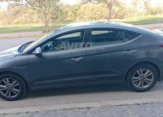 Hyundai Elantra en très bon état.