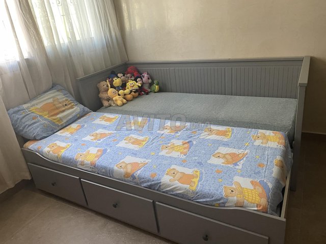 lit Ikea extensible avec 3 tiroir et un matelas 