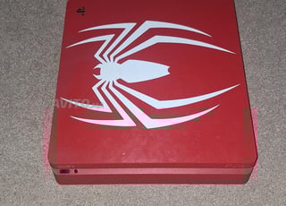 PS4 1To plus 2 manettes plus 4 jeux