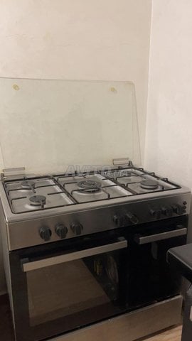 Cuisinière a vendre gaz avec four dedans 