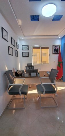 bureau avec chaises 
