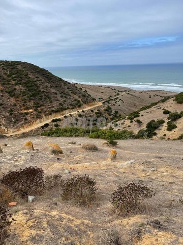 أرض مطلة على البحر محفضة