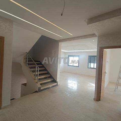 Haut villa luxe marbre a côté marjan ensoleillé 