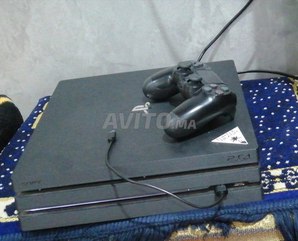 ps4 pro très belle et 2 manettes et 12 jeux  