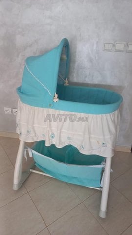 lit de bébé et balançoire 