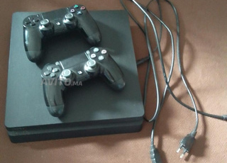 PS4 slim avec deux manette et non flaché