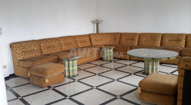 Salon moderne couloir moutarde