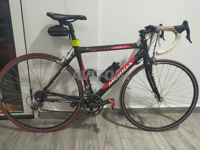 Vélo de route Merida entièrement carbone.