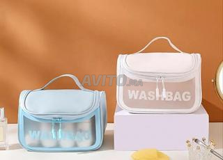 grande trousse de toilette a double compartiment.