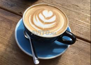 Serveuse dans un petit café 