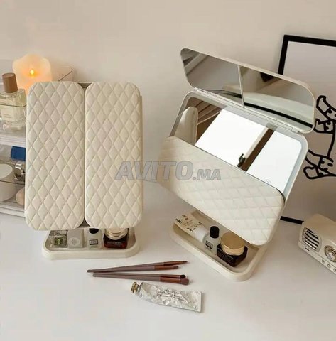 Miroir de maquillage à trois volets avec lumières 
