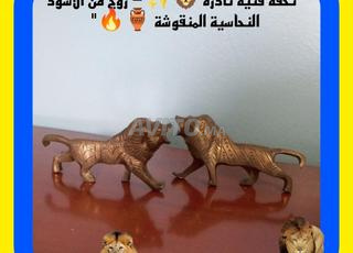 زوج من الأسود النحاسية المنقوشة-تحفة فنية نادرة 