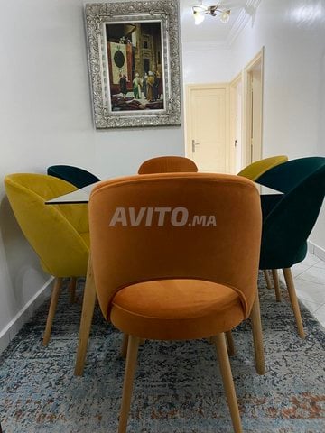 Table à manger en verre avec 6 chaises en velours 