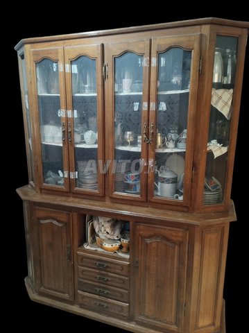 A vendre une vitrine en bois massif rouge ancien 