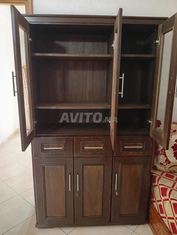 une armoire en bois brun avec quatre portes