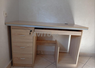 Un bureau en bois avec trois tiroirs