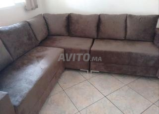 canapé d'angle marron en forme de L 
