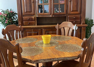 Table à manger avec armoire  vaisselier