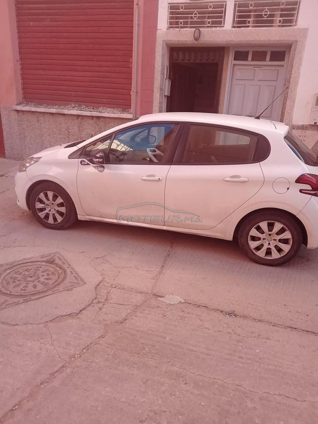 Peugeot 208 en bon état 