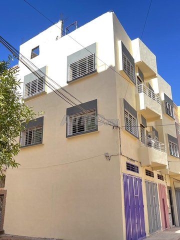 Meuble, 2 étages et 3 magasins commerciaux