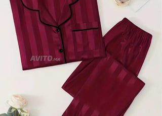طقم بيجامة ساتان مخطط  