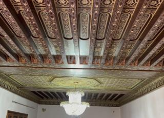 Plafond Artisanal Marocain en Bois Sculpté 