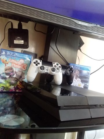 ps4 2 manettes 2 cd fifa 18..