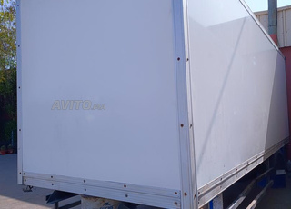 صندوق للبيع في حالة ممتازة مغلف من داخل 