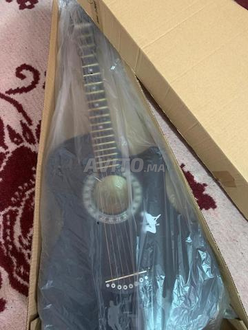 Guitare acoustic 4/4 neuf avec sa pochette 