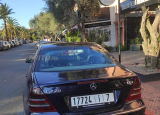 MERCEDES en très bonne etat ميرسيديس 220