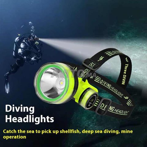 Lampe frontale tête plongé sous marine