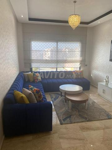 canapé en forme de L de couleur bleue