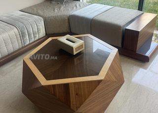 salon marocain sous forme de L avec la table 