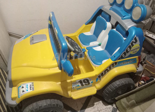 سيارة أطفال